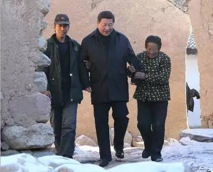 习近平走进龙泉关镇骆驼湾村困难群众唐宗秀(右)家慰问看望