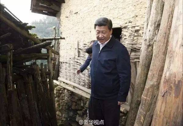 习近平来到花垣县十八洞村特困户施齐文家,仔细了解生产生活情况