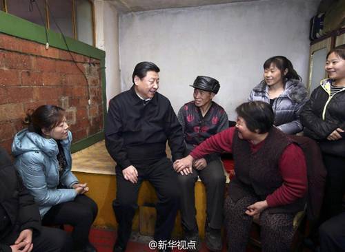 习近平到阿尔山市伊尔施镇看望生活在林业棚户区的群众