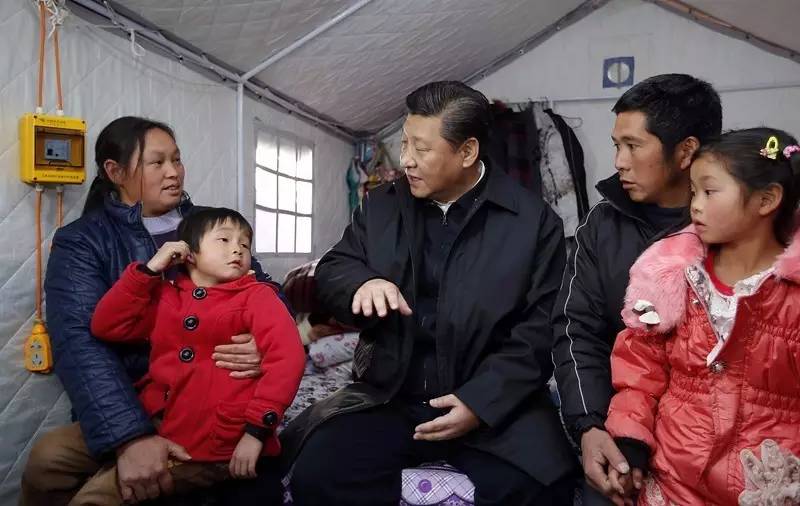 习近平来到鲁甸县小寨镇甘家寨红旗社区过渡安置点,看望受灾群众