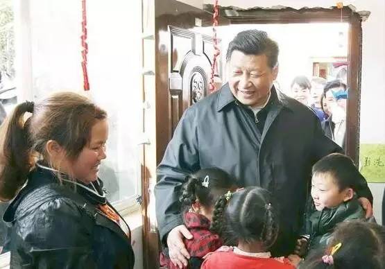 习近平来到鲁甸县小寨镇甘家寨红旗社区过渡安置点,走进儿童活动室,同孩子们玩游戏