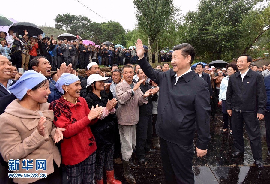 习近平在固原市泾源县大湾乡杨岭村考察脱贫攻坚工作时,向村民们问好