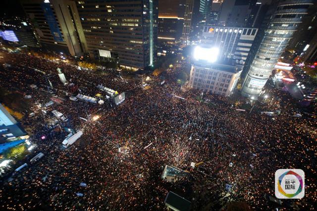 11月12日晚,人们在韩国首尔参加集会。 (新华社/路透)